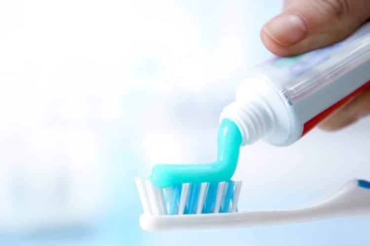 Kako pravilno četkati zube i kako koristiti zubni konac?