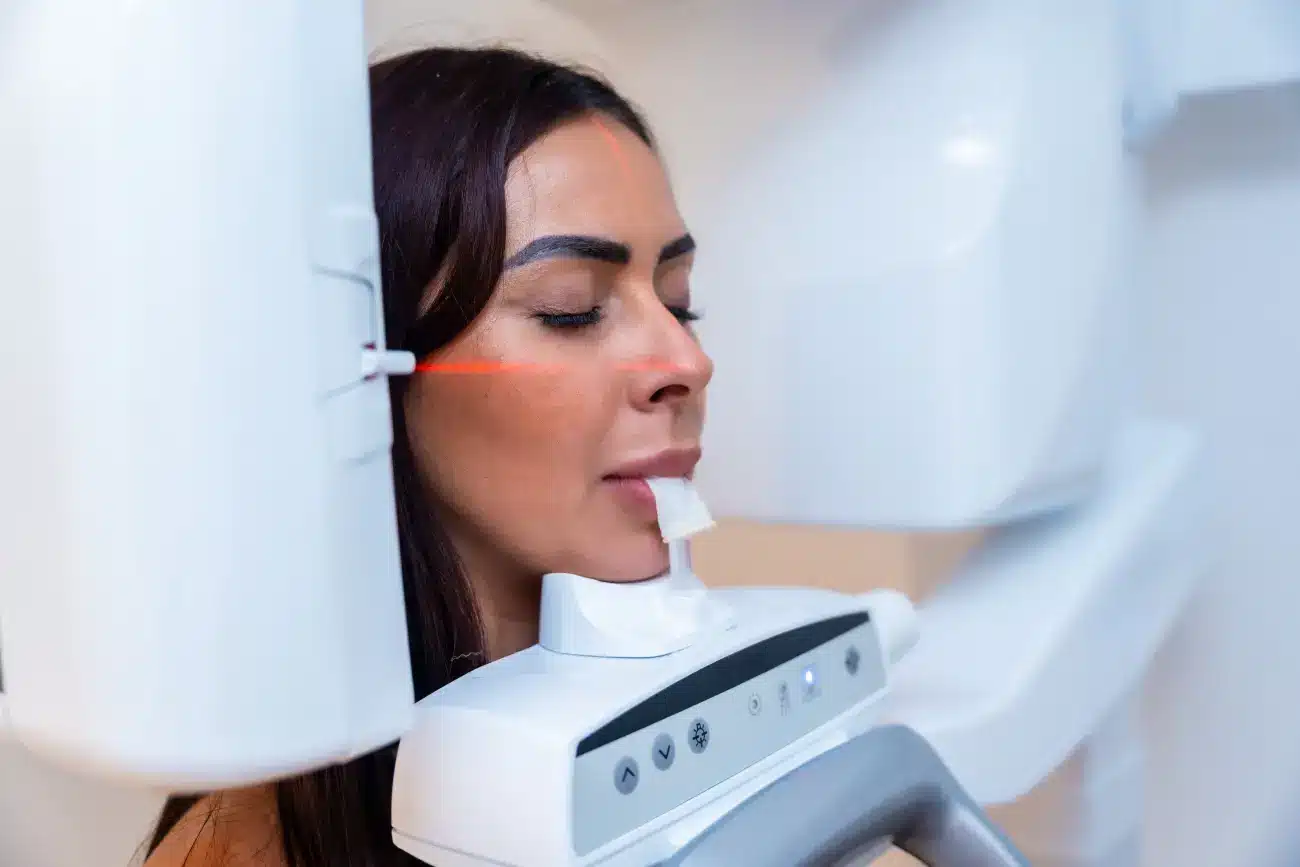 snimanje ortopana u Dentus perfectus stomatolosĢkoj ordinaciji pacijentica na snimanju ortopana u Dentus perfectus stomatolosĢkoj ordinaciji