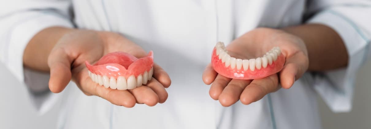 Donja i gornja zubna proteza