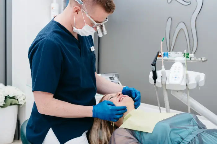 Najbolji privatni stomatolog Zagreb Najbolji privatni stomatolog Zagreb - Prikaz stomatološkog tretmana u Dentus Perfectus stomatološkoj ordinaciji. Liječenje pacijenta kod najboljeg privatnog stomatologa u Zagrebu.
