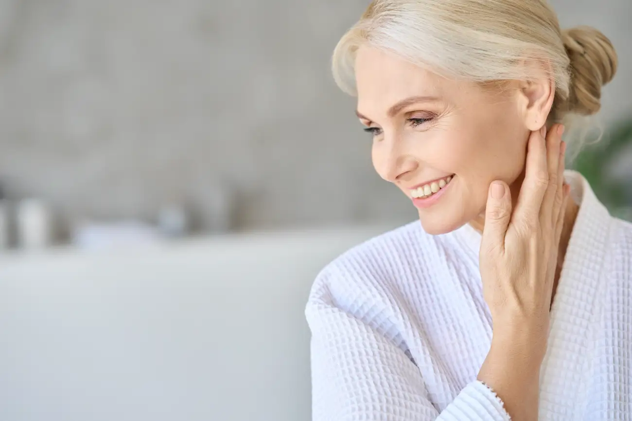 pacijentica u menopauzi s lijepim i zdravim osmijehom - Dentus perfectus stomatološka ordinacija utjecaj menopauze na zube i nasmijana pacijentica u stomatološkoj ordinaciji Dentus Perfectus Zagreb.